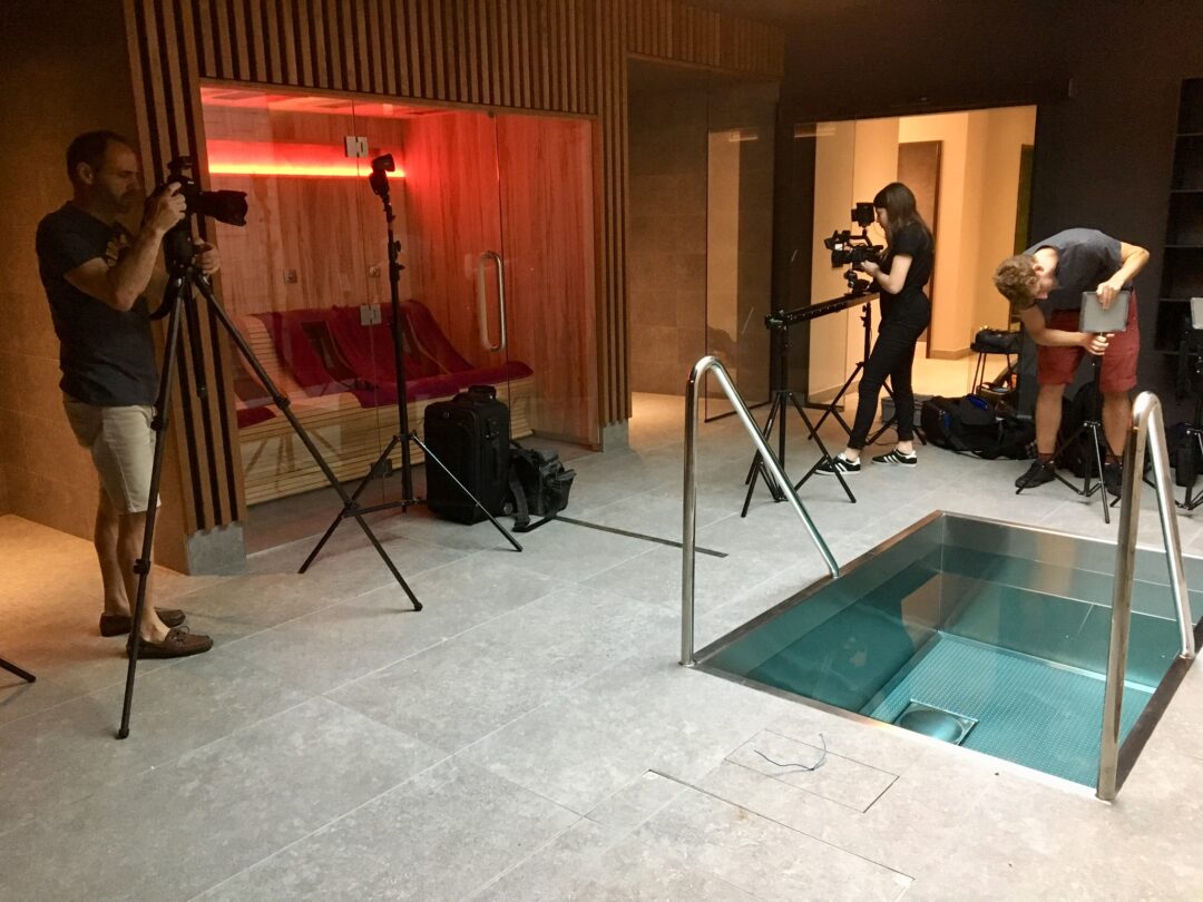 Préparation du tournage par les réalisateurs.