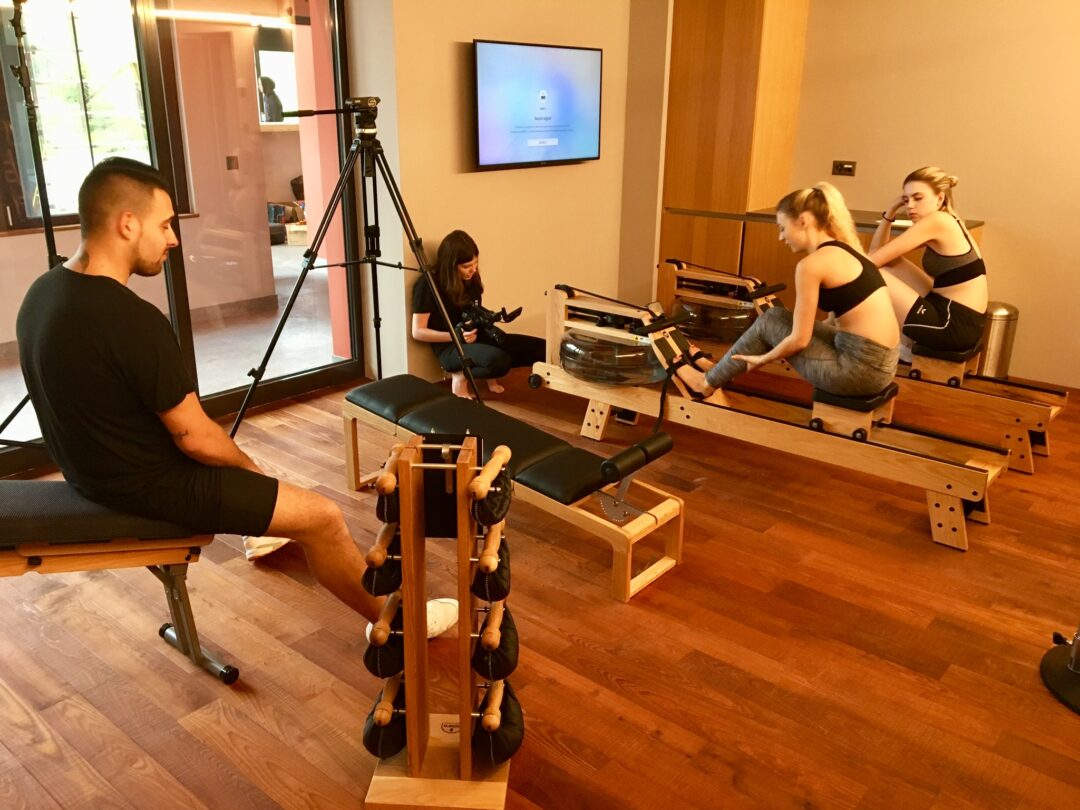 Making-of du tournage dans la salle de fitness d'aquavirat.