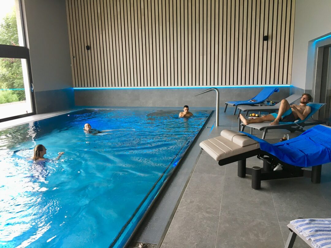 Making-of du tournage détente dans la piscine d'aquavirat.