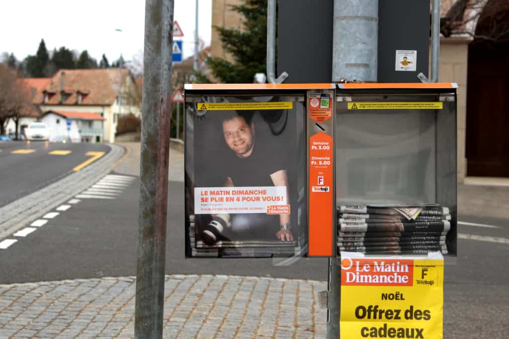 Photo d'une boîte du matin dimanche près d'une rue.