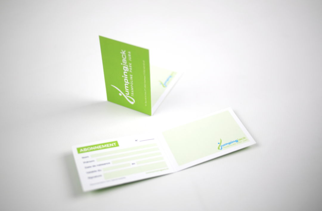 Carte d'abonnement verte pour le parc au format d'une carte de visite pliée