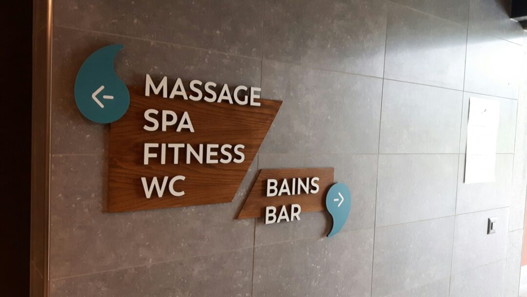 Panneau signalétique d'aquavirat "Massages, SPA, Fitness, WC, Bains et Bar".