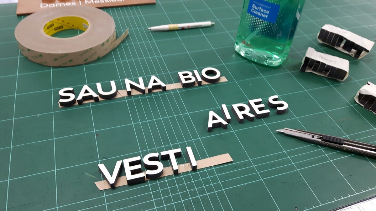 Panneau signalétique d'aquavirat "Sauna, Aires et Vesti" making-of.