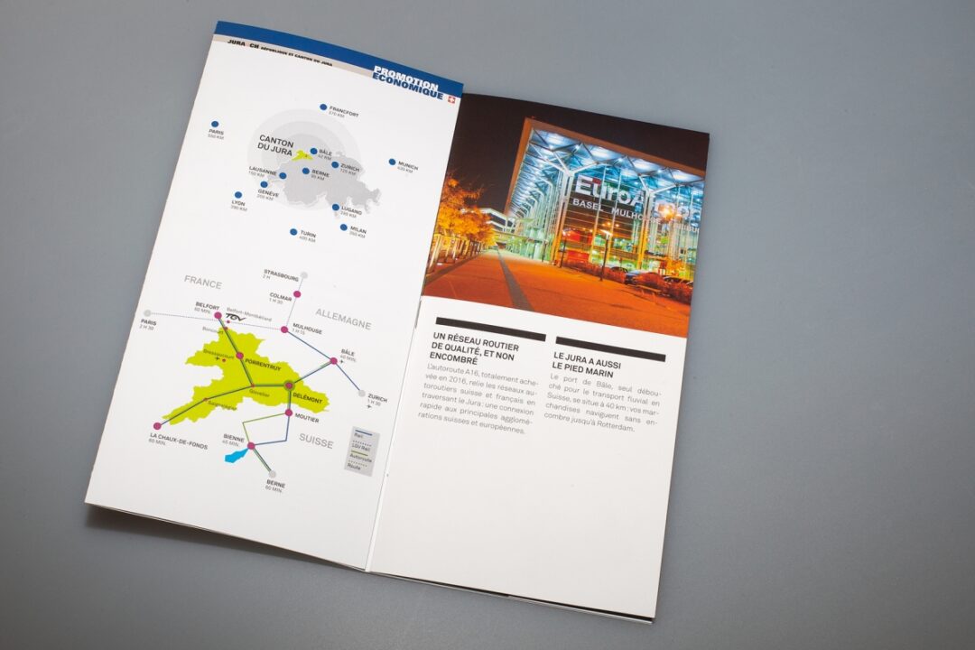 Brochure ouverte où l'on peut voir une carte du canton du Jura et des alentours.