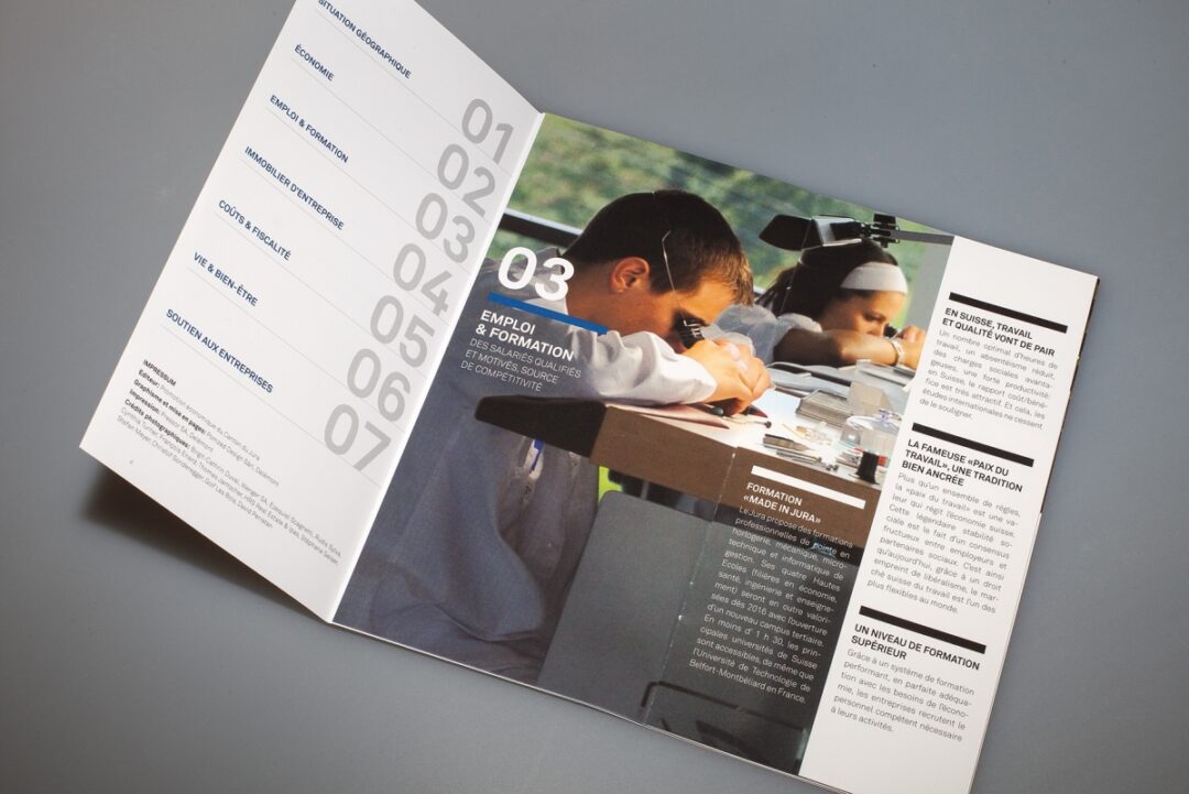 Brochure ouverte au chapitre trois sur l'emploi et la formation.