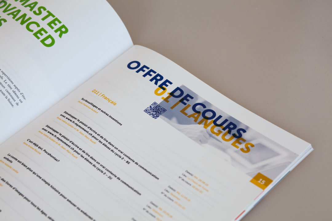 Brochure ouverte à la page "offre de cours".