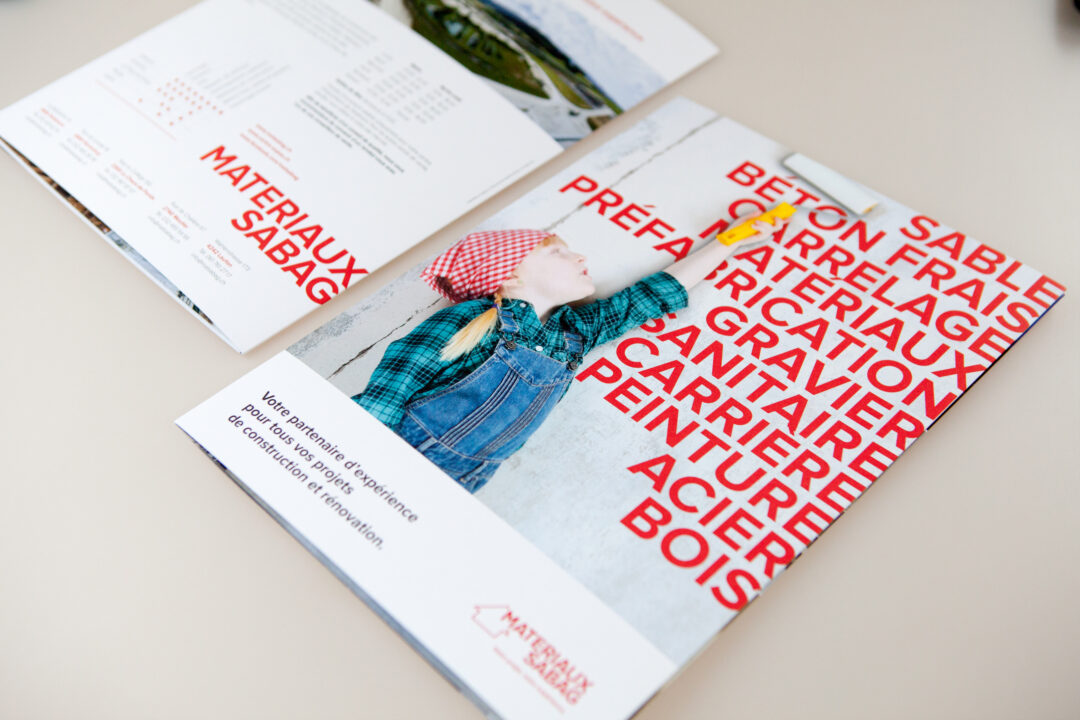 Brochure ou l'on voit une fille peindre un mur.