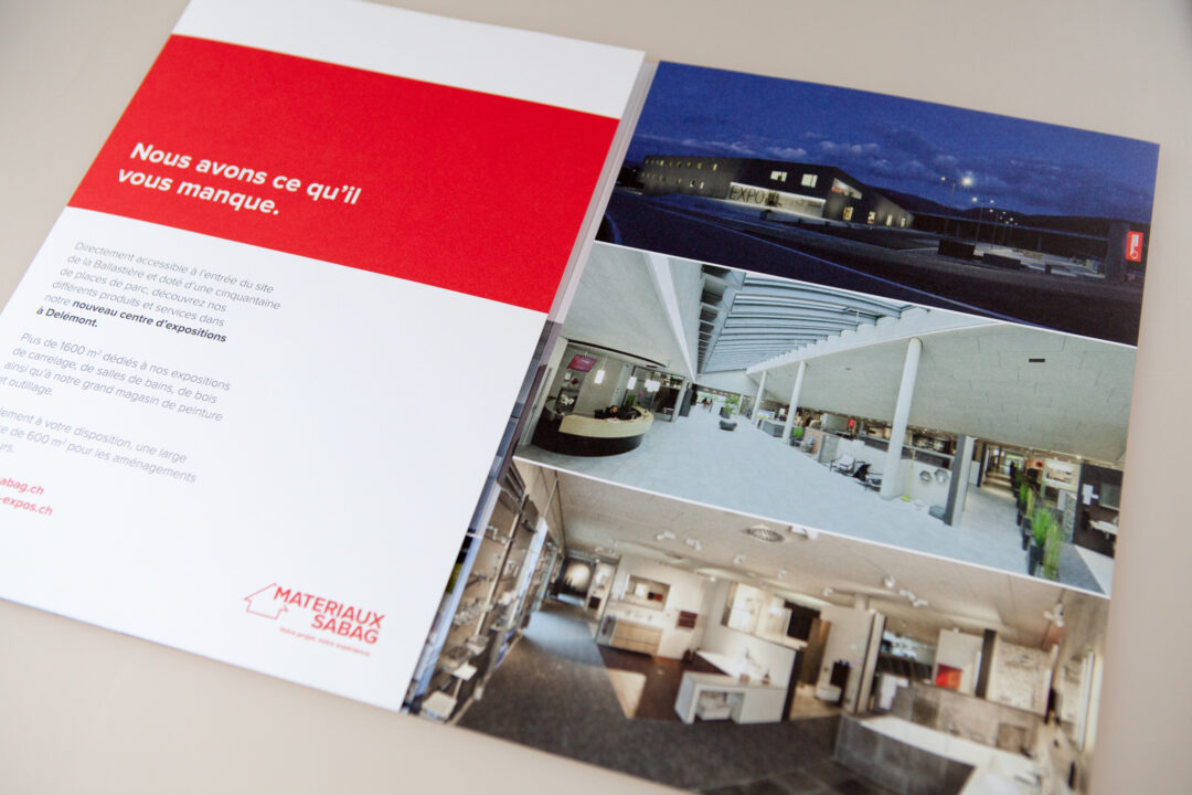 Brochure ouverte avec le slogan "nous avons ce qu'il vous manque".