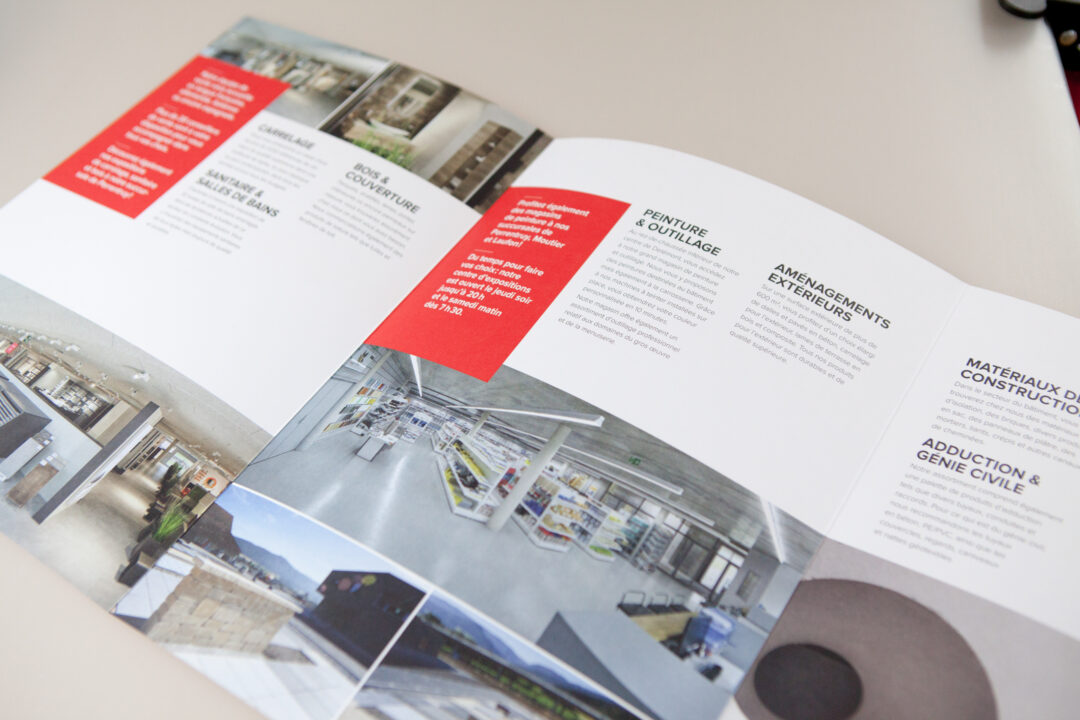 Brochure ouverte ou l'on peut lire des informations sur l'entreprise.