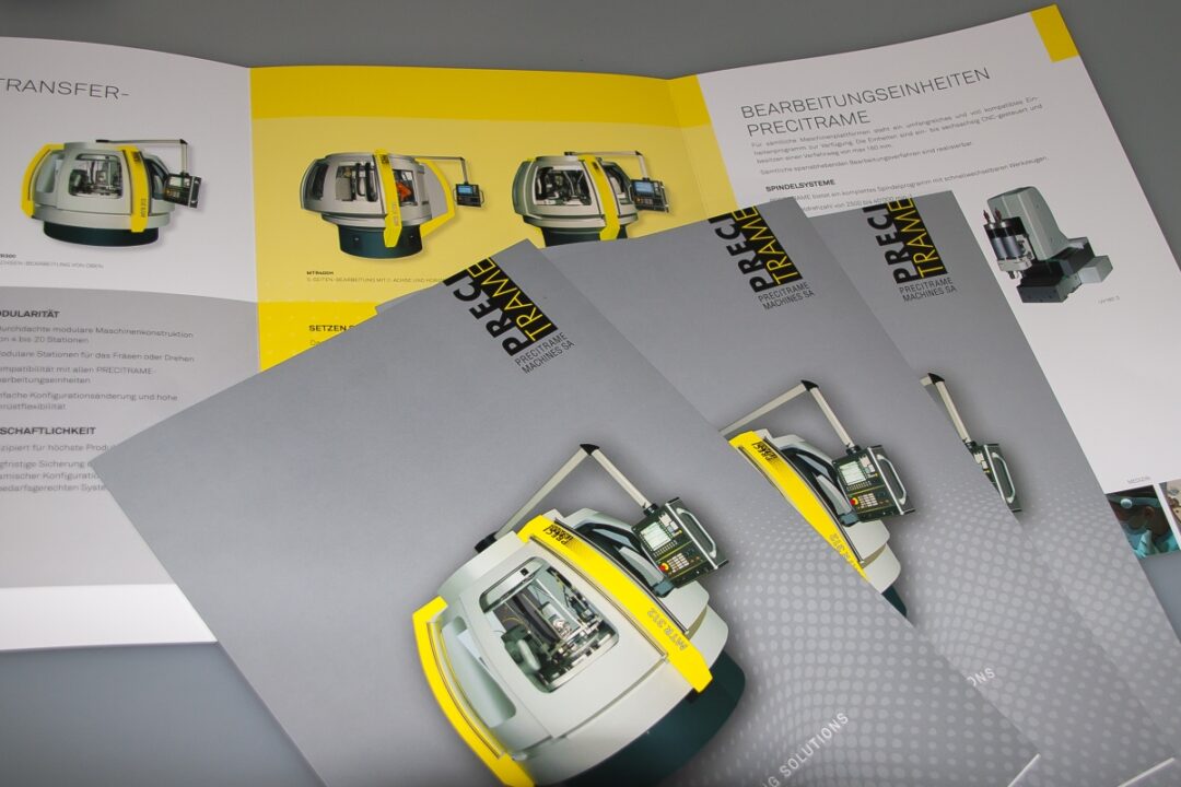 Plusieurs brochures posées les unes sur les autres.