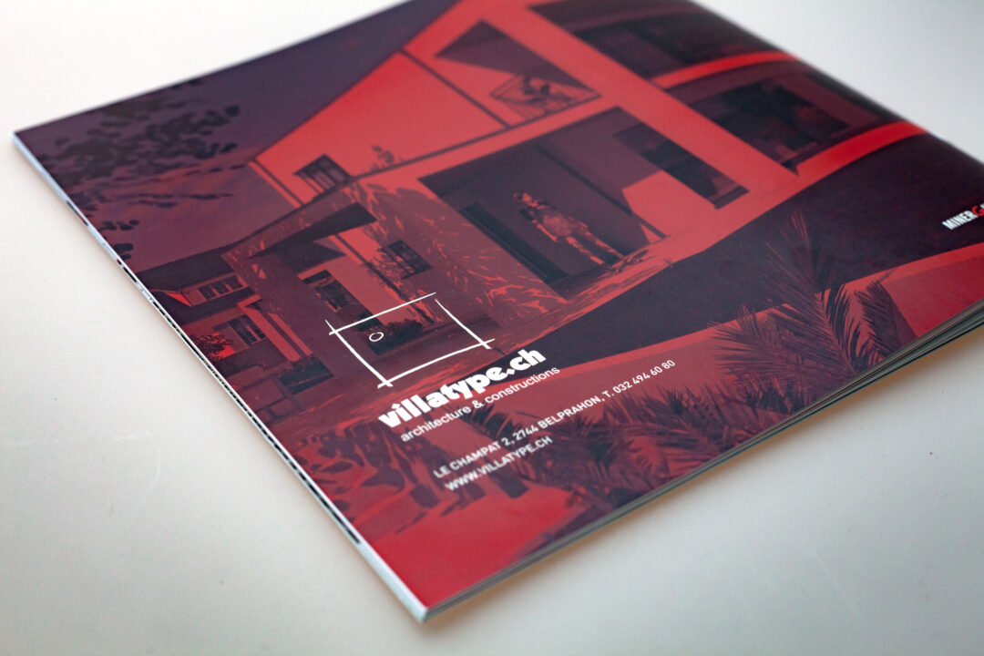 Verso de la brochure fermée vue en diagonale.