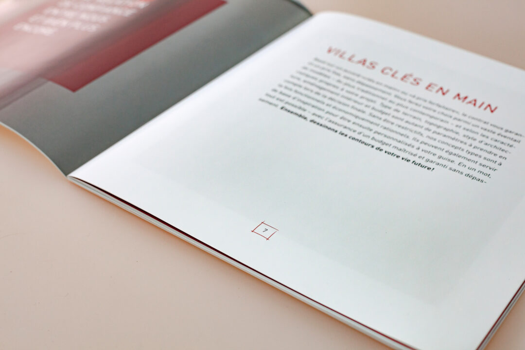 Brochure ouverte vue en diagonale.