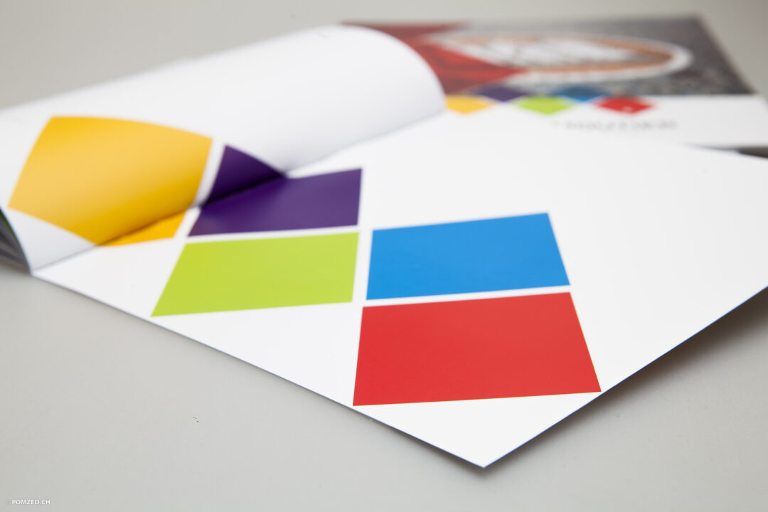 Brochure ouverte à une page ou l'on peut voir le logo de Moutier.