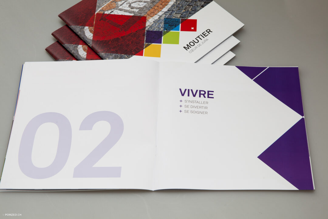 Brochure ouverte au chapitre 2 "Vivre" avec les sous chapitres "s'installer", "se divertir", "se soigner".