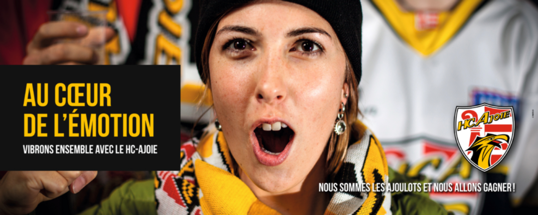 Affiche horizontale pour le HC Ajoie présentant une supporter réagissant au match
