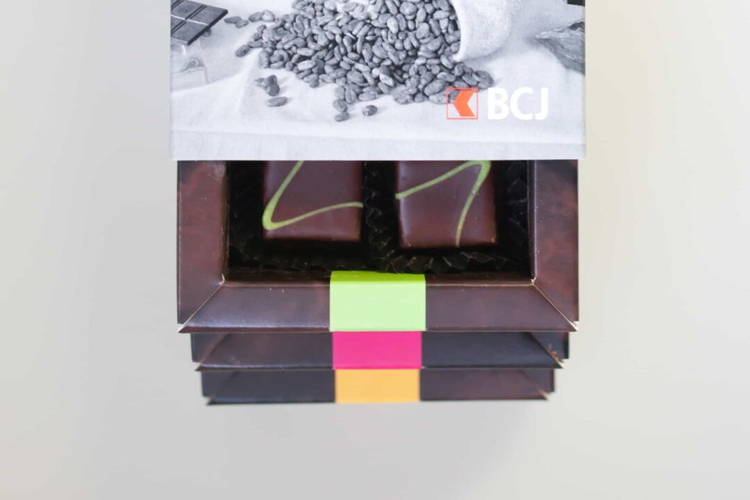 boite de chocolat de la BCJ pour noël 2015 ouverte en gors plan (trois étage de chocolat).