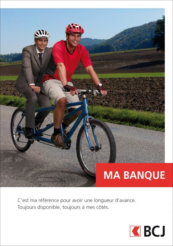 Campagne de pub BCJ. Comédiens en train de faire du vélo.