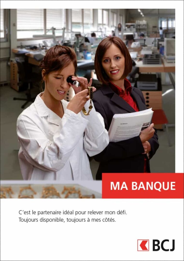 Campagne de pub BCJ. Comédiennes en train d'évaluer un bijou.