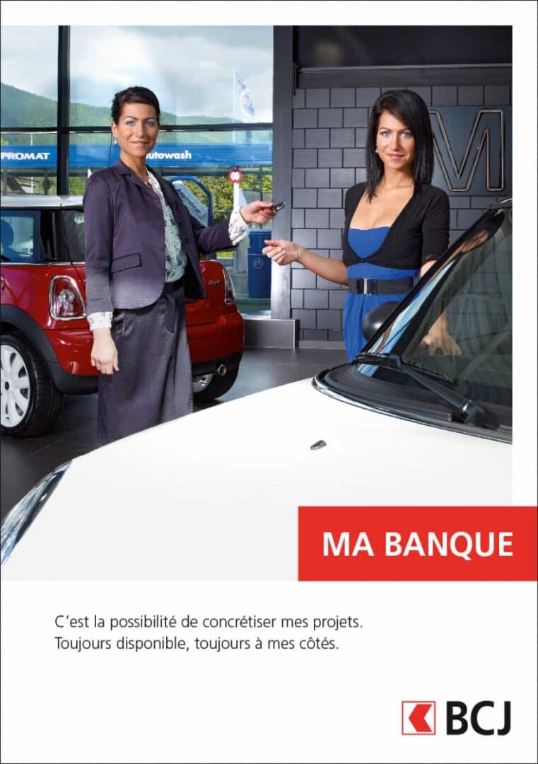 Campagne de pub BCJ. Comédiennes en train de faire l'acquisition d'une voiture.