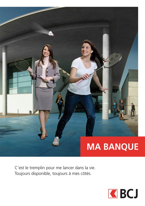 Campagne de pub BCJ. Comédiennes en train de jouer au badmington.