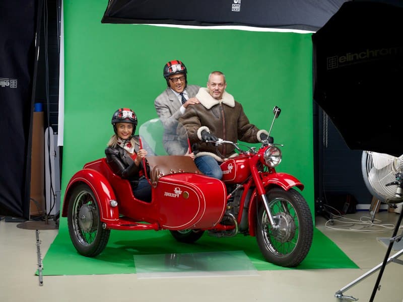 Making-of campagne pub BCJ photo de la moto sur fond vert.
