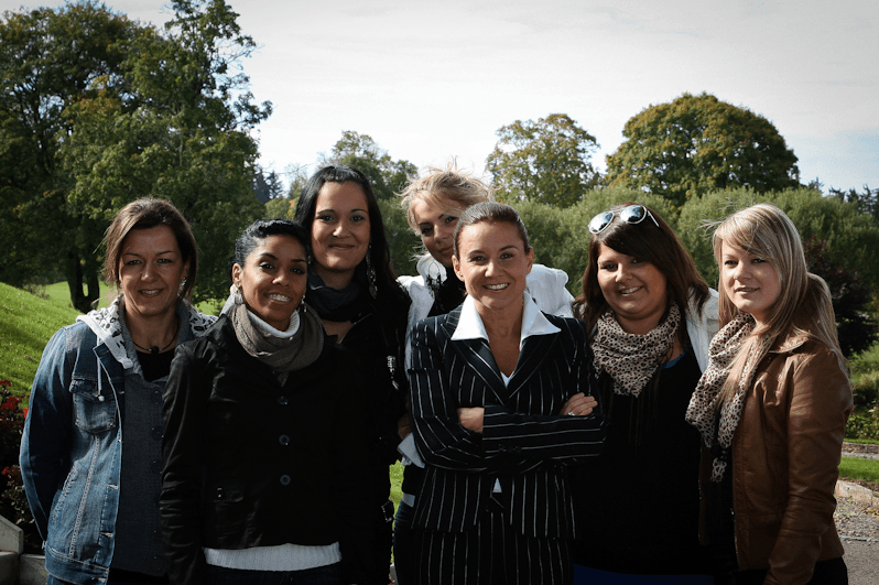 Making-of campagne pub BCJ photo de groupe entre comédiennes et réalisatrices.