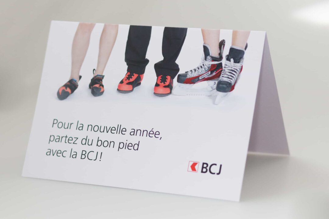 Pub de la BCJ représentant les pieds de trois employés.