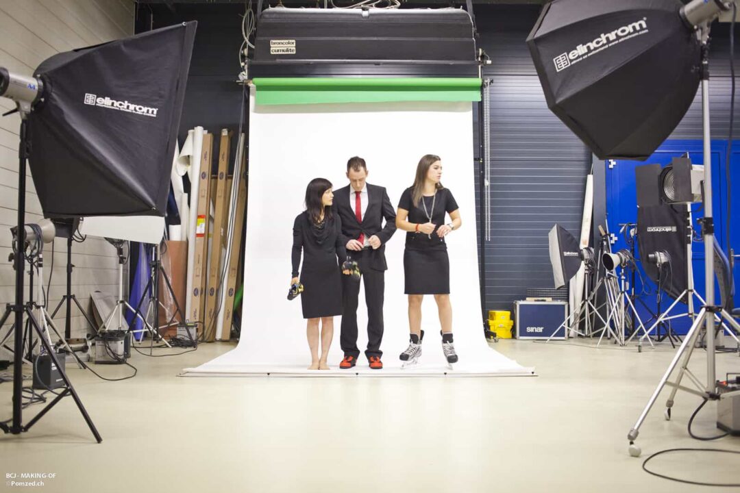 Making-of de la pub de la BCJ, photo des comédiens qui se prépare à prendre la pose.