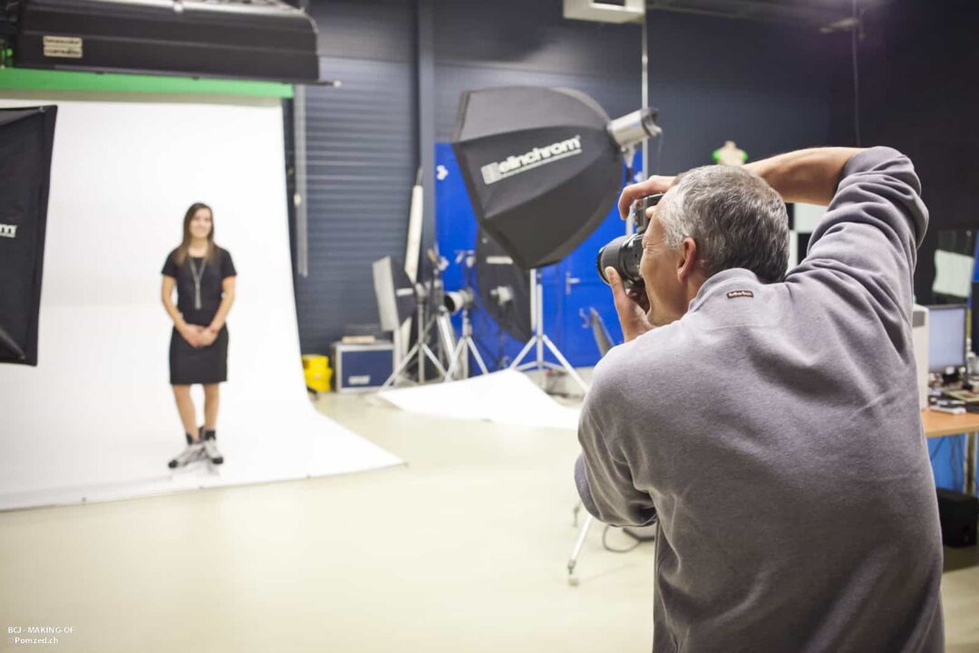 Making-of de la pub BCJ avec le photographe en premier plan et le modèle en flou au deuxième plan.