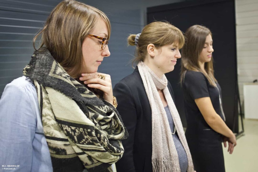 Making-of de la pub BCJ, photo de Gwen Hauri et d'autres emplyé en arrière-plan.