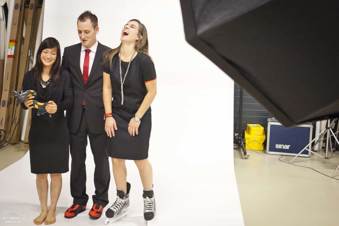 Making-of de la pub de la BCJ, avec les comédians en train de rigoler sur la scène.