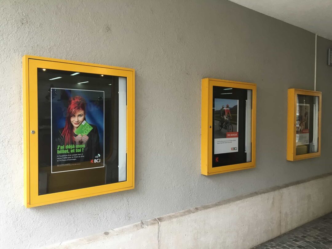 Photo d'une petite boite à pub contenant une pub pour le pack start2 de la BCJ permettant d'avoir un billet gratuit pour le chant du gros.