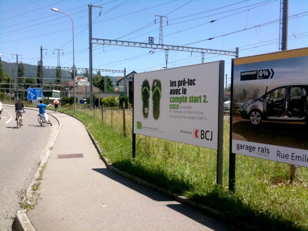 Photo prise en exterieur d'un panneau publicitaire pour la BCJ.