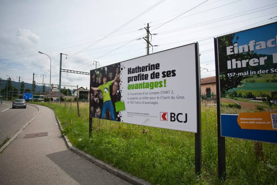 Photo d'un panneau publicitaire avec une pub pour le pack start2 de la BCJ.