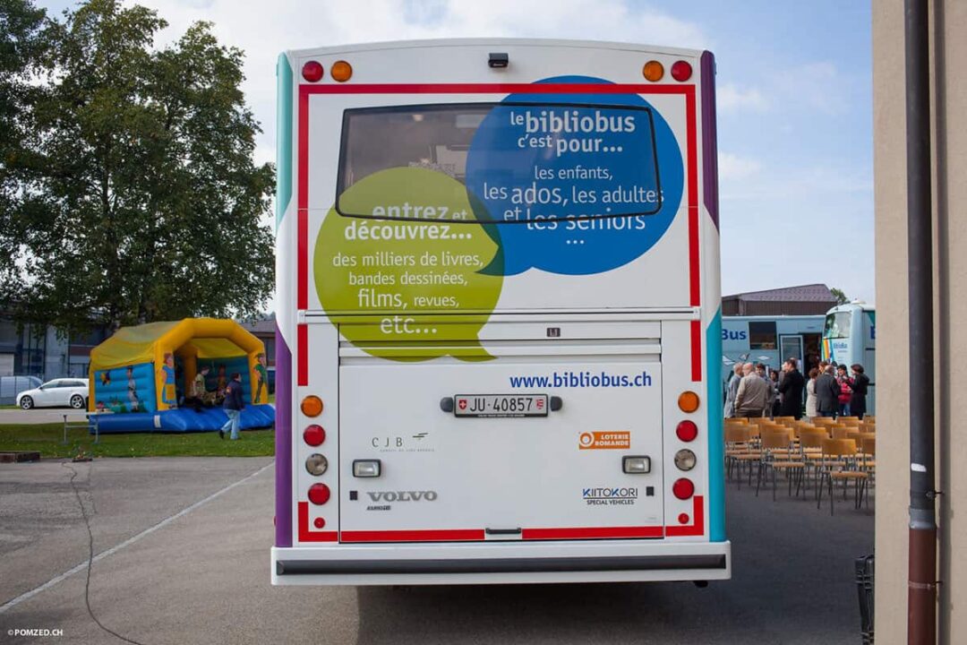 Nouveau design du bibliobus avec une vue derrière le bus.