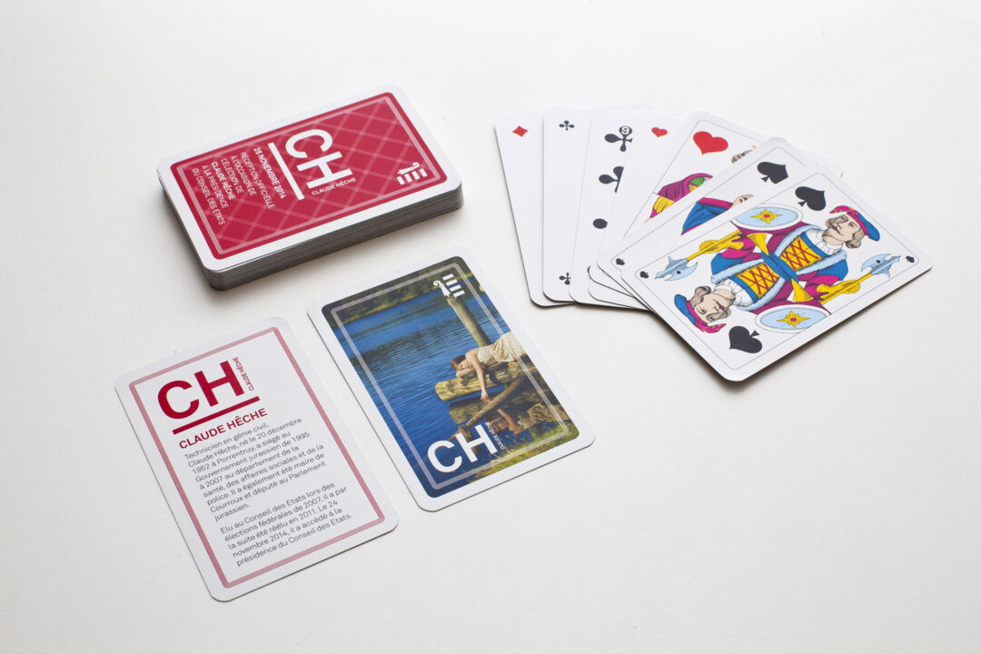 Jeu de carte avec une biographie de Claude Hêche sur une carte.