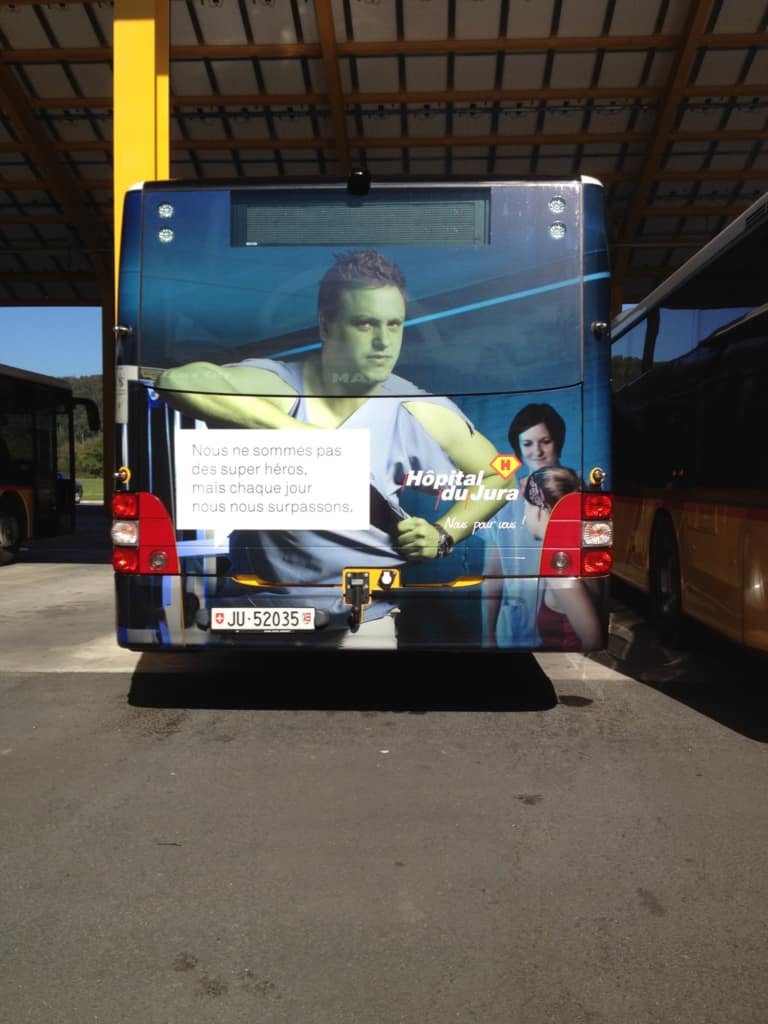 Bus avec un médecin déguisé en hulk ainsi que le slogan "Nous ne sommes pas des super héros, mais chaque jours nous nous surpassons".