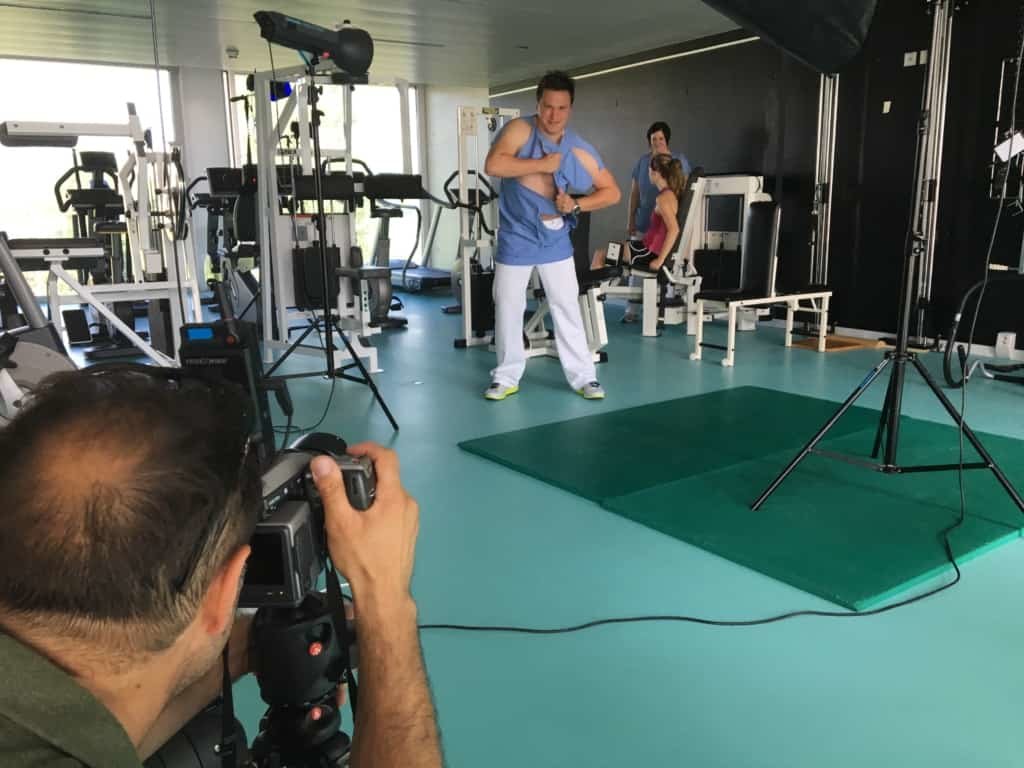 Prise de photo d'un homme dans une salle de musculation de l'hôpital, qui déchire ses habits. L'image sera modifié pour qu'il ai la peau verte et ressemble à Hulk.