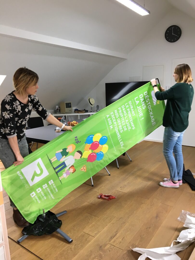 Affiche de pub sous forme de drapeau dans les locaux Pomzed.