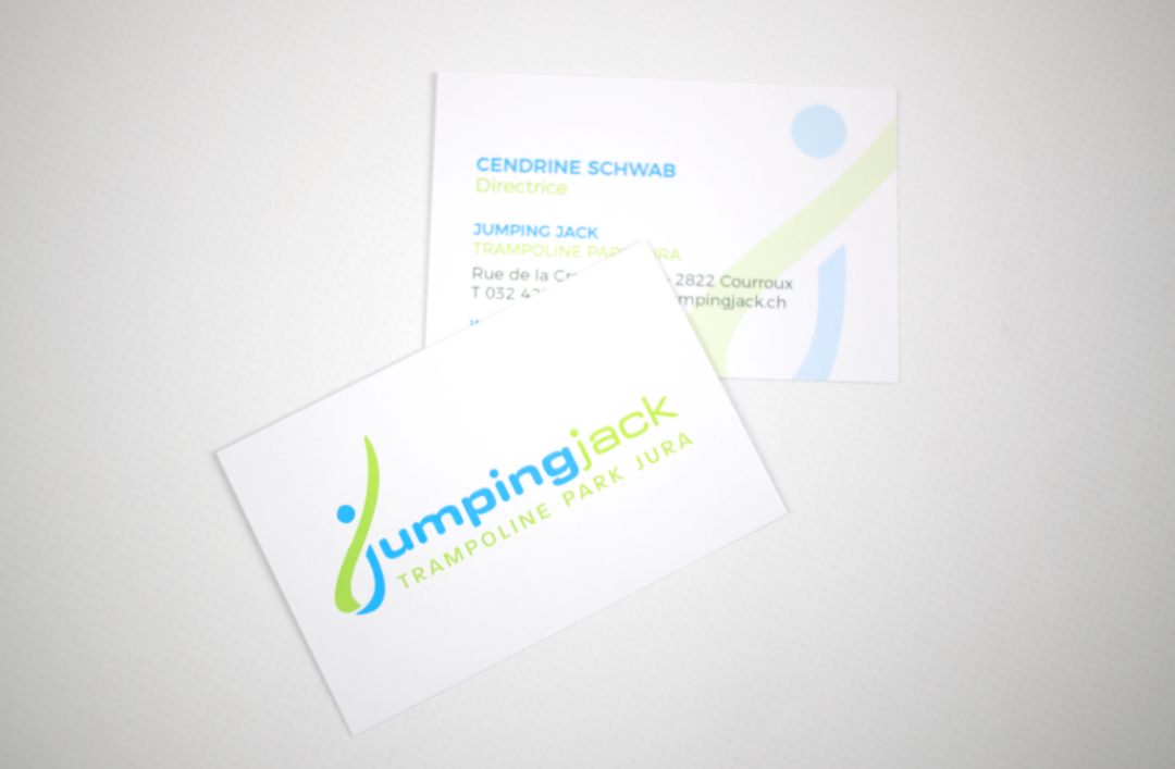 Carte de visite aux couleurs de Jumping Jack comportant le logo au recto et les informations de contact de la directrice au verso