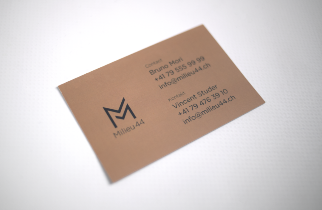 Carte de visite brune pour le projet milieu44 contenant le logo à gauche et les personnes à contacter à droite