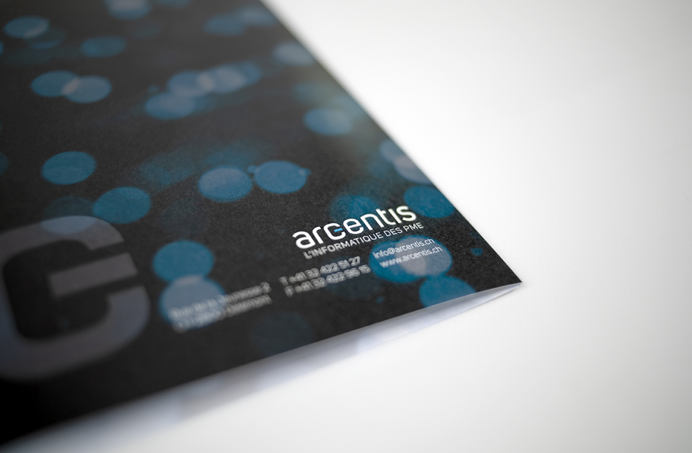 Vue rapprochée du logo présent sur la carte de vœux pour Arcentis