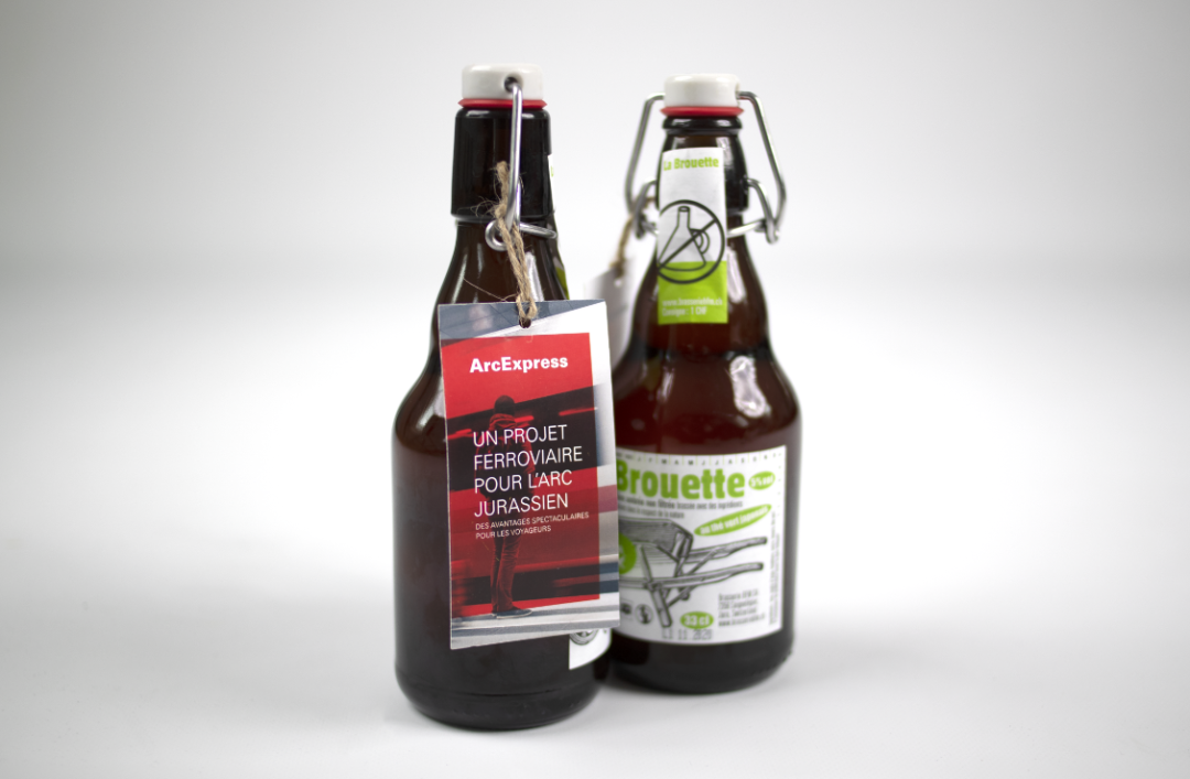 2 bières des Franches-Montagnes avec le recto de l'étiquette ArcExpress