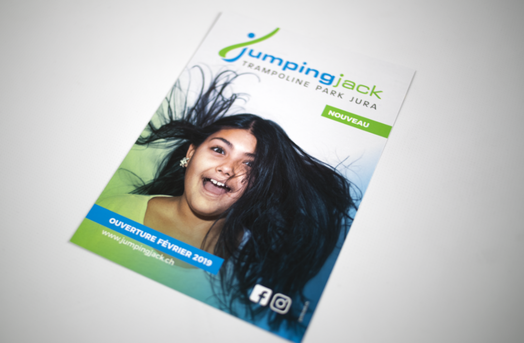 Recto du flyer promotionnel où figure le portrait d'une enfant qui saute