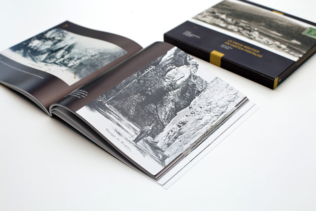 Livre ouvert des cartes postales de Moutier.