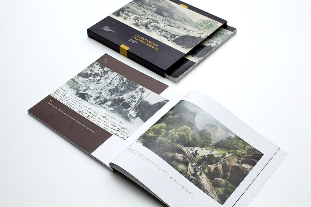 Livre des cartes postales ouvert.