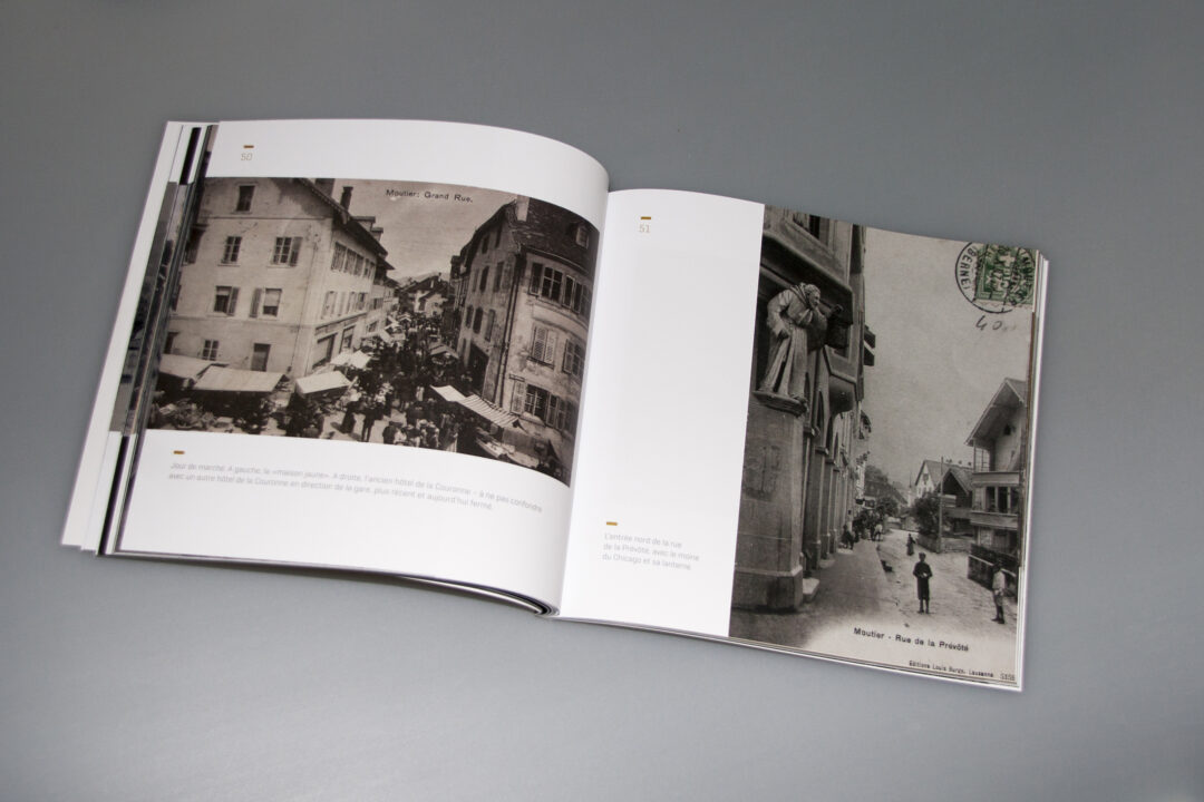 Livre des cartes postales de Moutier ouvert où l'on peut voir des vieilles images de la ville de Moutier.