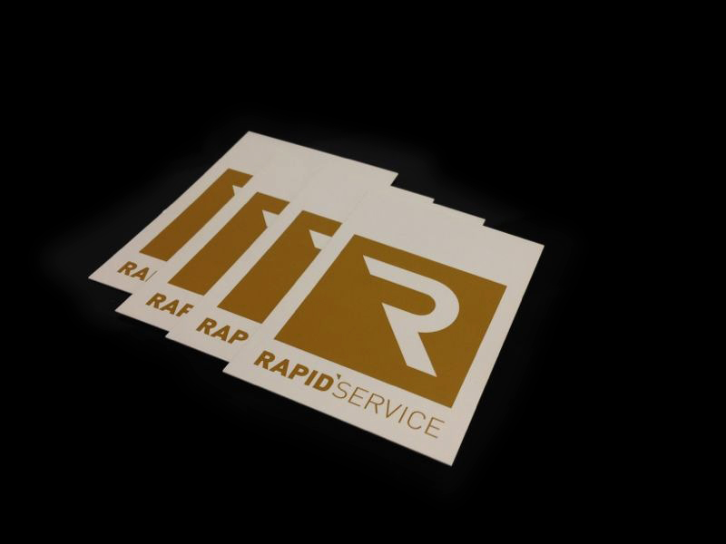 Plusieurs logos imprimés, posés les uns sur les autres.