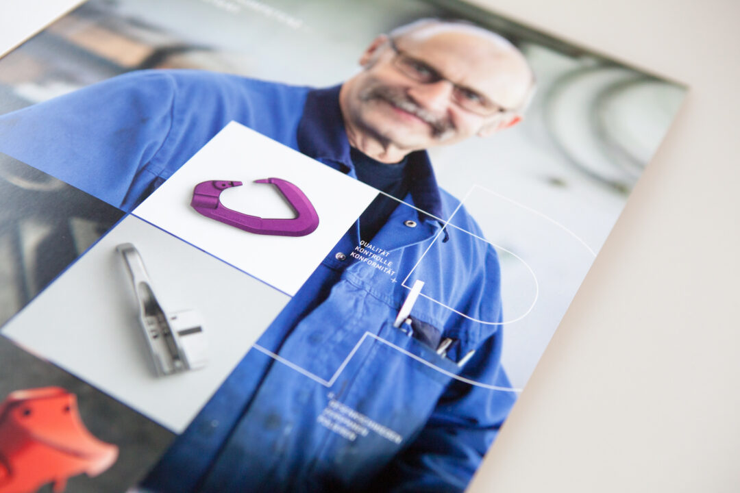 Brochure ouverte à une page où l'on peut voir un employé en habits de travail.