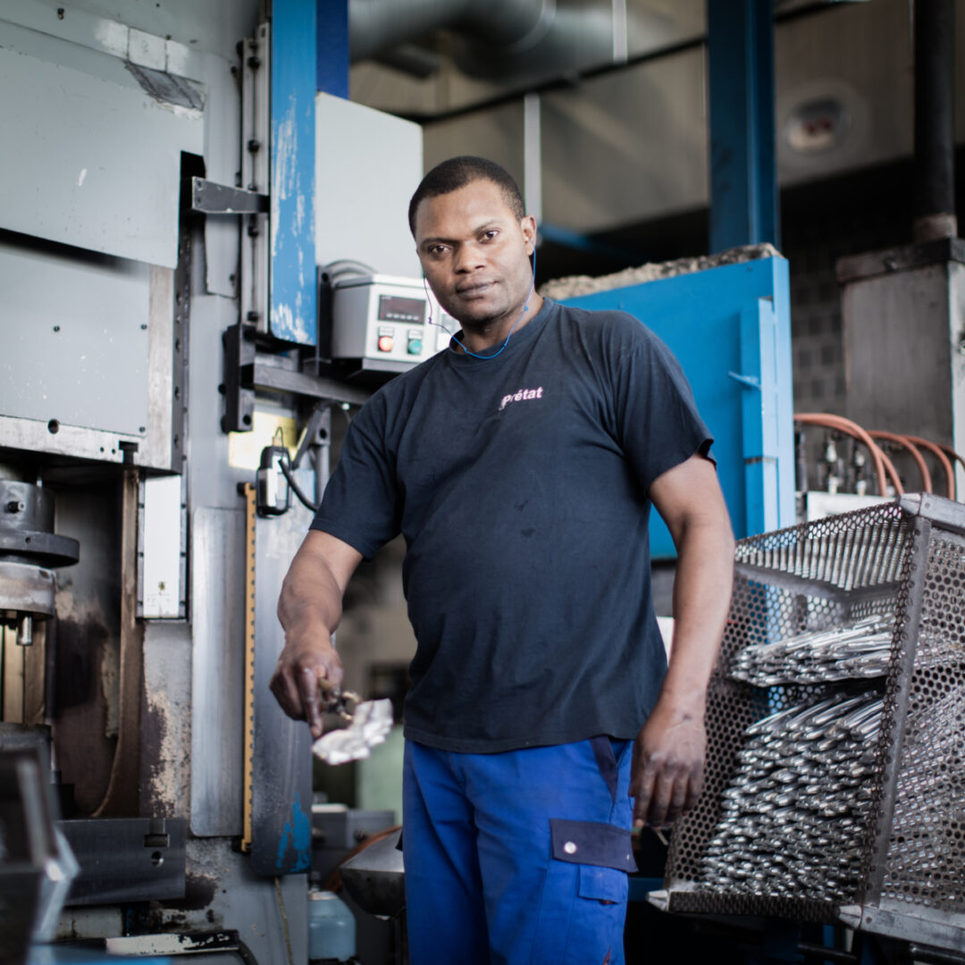 Photo portrait d'un employé devant une machine.